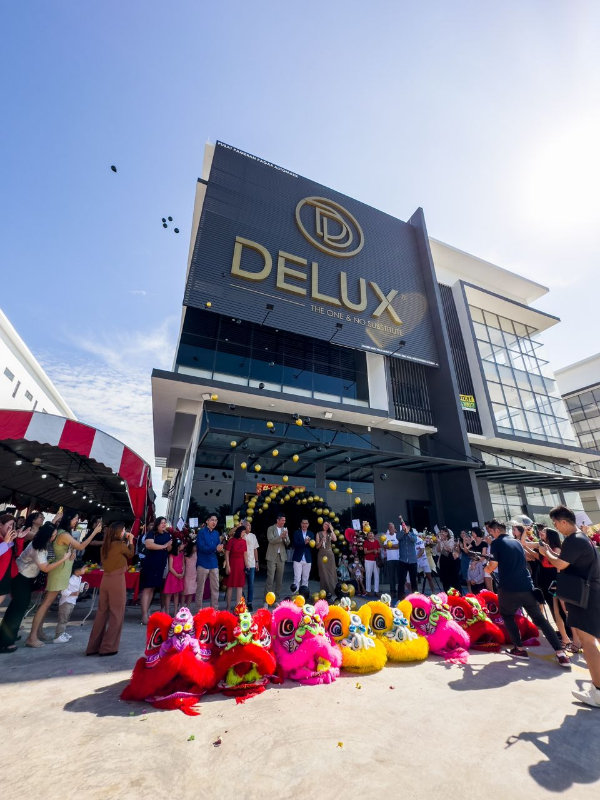 DELUX 开设北马区域最大之一的无轨电动门及防盗门展示厅