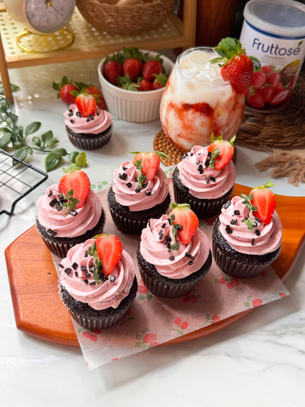 CHOCOLATE STRAWBERRY CUPCAKE
