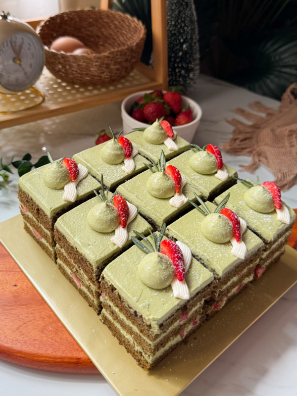 MATCHA STRAWBERRY CAKE